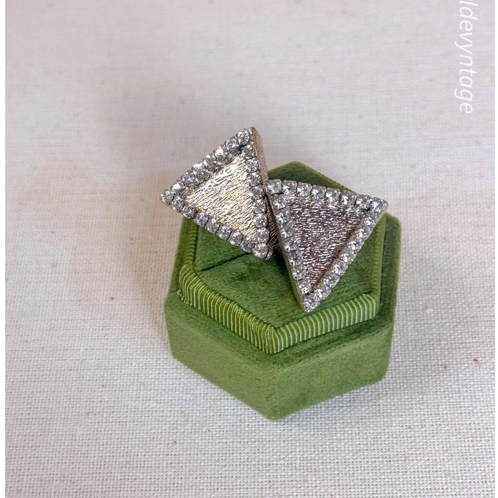 Silver Collar‎ Clips